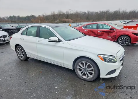2017 Mercedes-Benz C 300 4Matic z USA, uszkodzony, nr VIN 55SWF4KB2HU228785